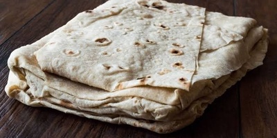 خبز اللواش المصنوع من القمح الکامل: السعرات الحراریه، الحقائق الغذائیه، الفوائد الصحیه، وکیفیه تحضیره