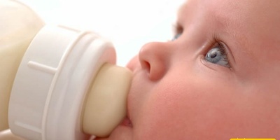 تقیؤ الرضع بعد الرضاعه: الفاصل بین الطبیعی والمقلق