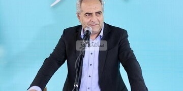 انتقادات حاده لمحافظ أذربیجان الشرقیه لتحدثه بالترکیه فی اجتماع رسمی: "سیدی، تحدث بالفارسیه…"