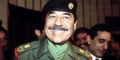 صدام حسین فی حفل زفاف أخیه قبل 40 عامًا – یا له من زی سخیف!