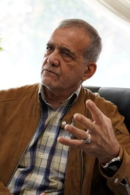 داخل الحیاه الخاصه لمسعود بزشکیان: کم عدد أبنائه وأحفاده؟ اثنان منهم تخرّجا من جامعه شریف + صوره