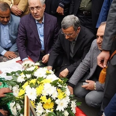 تصفح التاریخ: محمود أحمدی نجاد تحت نعش وزیر النقل فی حکومته + صوره | تحیه احترام من الرئیس السابق لعضو وزارته