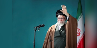 حساب تویتر قائد الثوره وصوره ذات دلاله لترامب: احذروا، الصفعه القادمه فی الطریق! + صوره