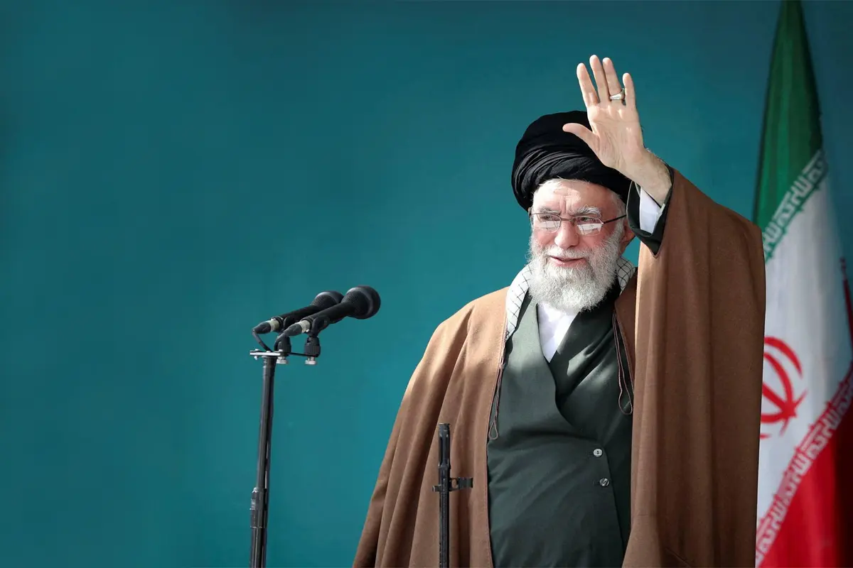 حساب تویتر قائد الثوره وصوره ذات دلاله لترامب: احذروا، الصفعه القادمه فی الطریق! + صوره