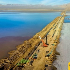 طلقه شرف تخترق قلب العطش مع ارتفاع بحر عمان فی الصحراء: إعجاز هندسی إیرانی یُذهل العالم