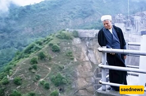 صوره نادره للراحل هاشمی رفسنجانی فی مدینه الألعاب على متن القطار الهوائی + صوره