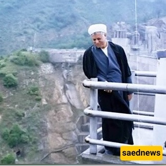 صوره نادره للراحل هاشمی رفسنجانی فی مدینه الألعاب على متن القطار الهوائی + صوره