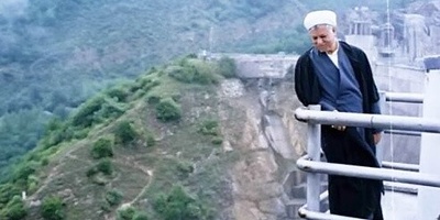 صوره نادره للراحل هاشمی رفسنجانی فی مدینه الألعاب على متن القطار الهوائی + صوره