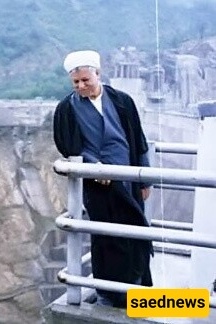 صوره نادره للراحل هاشمی رفسنجانی فی مدینه الألعاب على متن القطار الهوائی + صوره