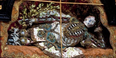 داخل آلاف الجثث المملوءه بالجواهر