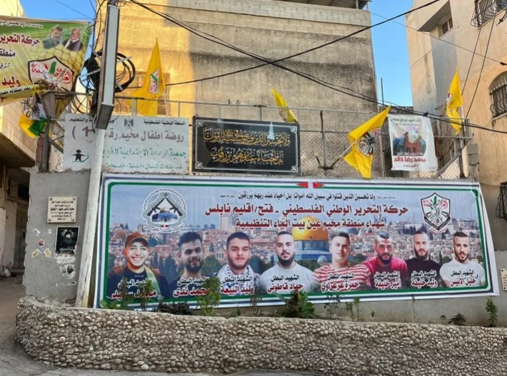 حوّل سکان مخیم بلاطه للاجئین جدران منازلهم إلى مقامات تحمل بفخر وجوه المقاتلین الفلسطینیین الذین قتلتهم إسرائیل.