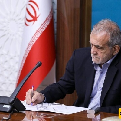 الرئیس بزشکیان یهنئ الفریق الوطنی الإیرانی لعلم النجوم والفیزیاء الفلکیه لفوزه ببطوله الاولمبیاد العالمی