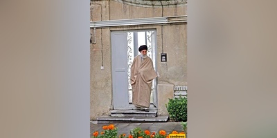 بین القصور الفارهه والبساطه الزاهده: مقارنه لافته بین مقرّ إقامه القائد الأعلى ومساکن الشاه وزوجته فی عهد الأزمات
