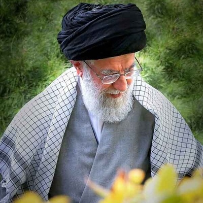 طبیب قائد الثوره: زوجه الإمام الخامنئی تزور عوائل الفقراء بسرّیه تامه ودون أن تُعرّف بنفسها