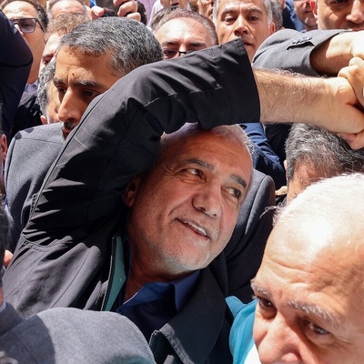 بزشکیان یُنقذ حیاه أعضاء المجلس الأعلى للأمن القومی بعد العثور على مخرج للهروب إثر القصف الإسرائیلی