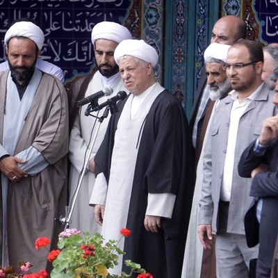 تجول فی صفحات التاریخ: استقبال فرید للنساء الریفیات فی مازندران من هاشمی رفسنجانی بزهور ملونه وأرز یُرش على سیارته + صور