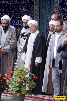 تجول فی صفحات التاریخ: استقبال فرید للنساء الریفیات فی مازندران من هاشمی رفسنجانی بزهور ملونه وأرز یُرش على سیارته + صور