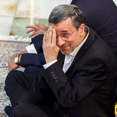 الحنین السیاسی فی رمضان: محاوله أحمدی نجاد تعلیم هوغو تشافیز الجلوس متربعًا على مائده الإفطار