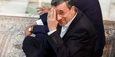 الحنین السیاسی فی رمضان: محاوله أحمدی نجاد تعلیم هوغو تشافیز الجلوس متربعًا على مائده الإفطار