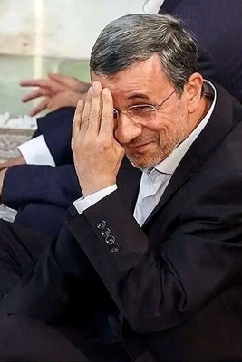 الحنین السیاسی فی رمضان: محاوله أحمدی نجاد تعلیم هوغو تشافیز الجلوس متربعًا على مائده الإفطار