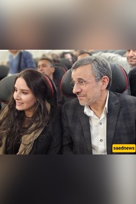 فلنعد إلى مشاهد من التاریخ: هواتف محموله تملأ الأفق فی بازار طهران بینما الحشود تتسابق لالتقاط صور مع محمود أحمدی‌نجاد + صوره