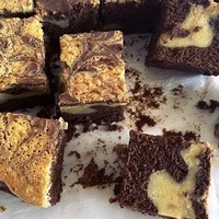 کعکه براونی الشوکولاته الرخامیه: وصفه على طریقه المقاهی بنکهه سماویه