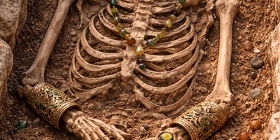 خاص لهواه الآثار: اکتشاف قبر امرأه عمره 3000 عام یحوی 19 سوارًا و8 خواتم