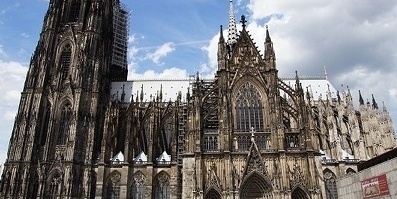 لمحه عن روعه کاتدرائیه کولونیا فی ألمانیا: 632 سنه لبناء أسطوره قوطیه / من أبراج شاهقه إلى نوافذ زجاجیه ساحره!