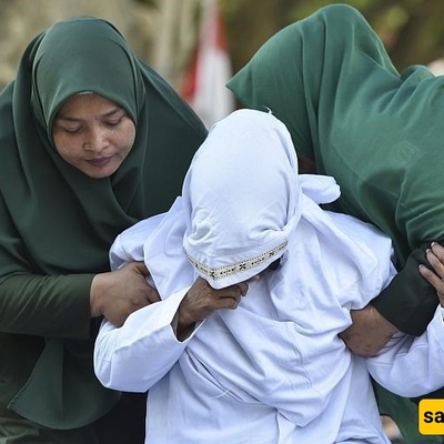 (صوره) جلد 12 امرأه ورجل بسبب علاقه خارج إطار الزواج