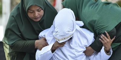 (صوره) جلد 12 امرأه ورجل بسبب علاقه خارج إطار الزواج