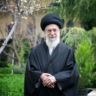 صوره نادره للإمام الخامنئی وهو یتعبد بخشوع فی فناءٍ أخضر هادئ/ تقبل الله