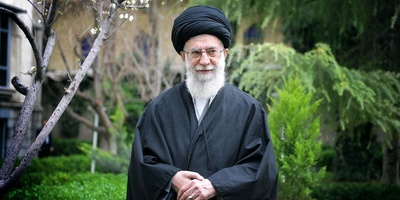 صوره نادره للإمام الخامنئی وهو یتعبد بخشوع فی فناءٍ أخضر هادئ/ تقبل الله