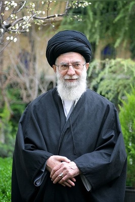 صوره نادره للإمام الخامنئی وهو یتعبد بخشوع فی فناءٍ أخضر هادئ/ تقبل الله
