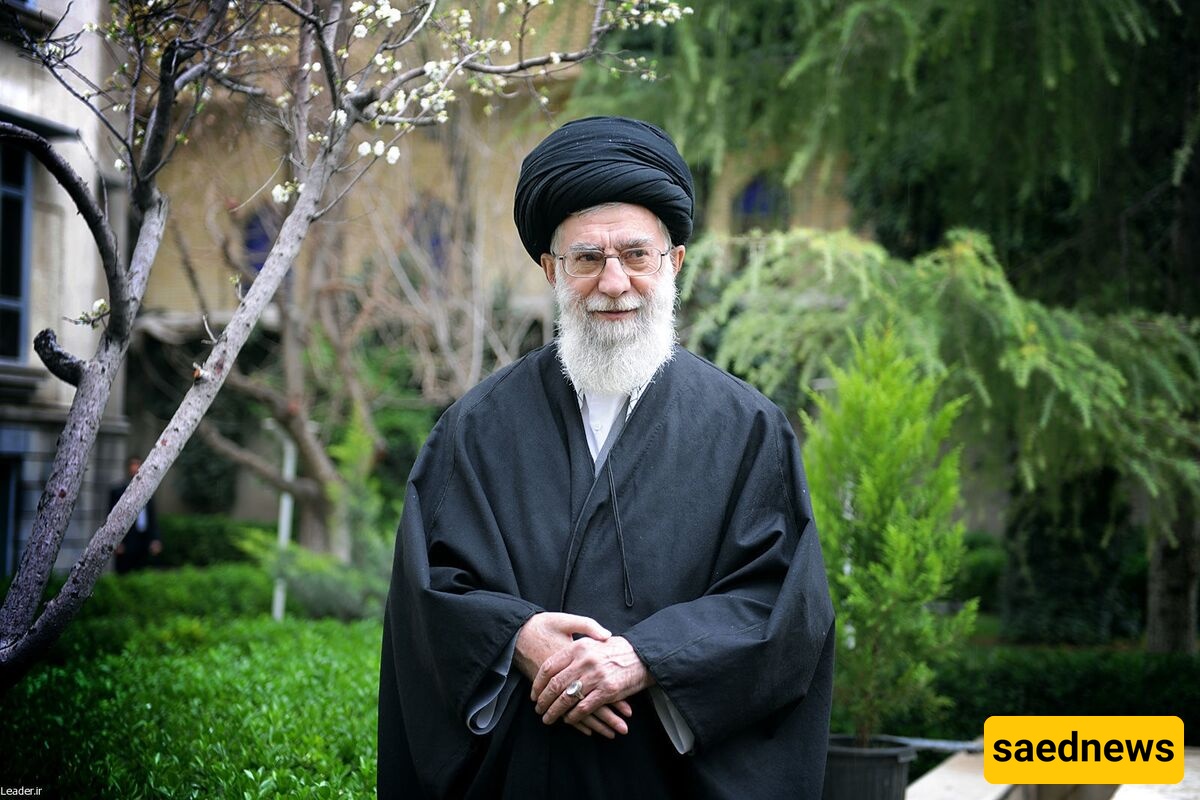 صوره نادره للإمام الخامنئی وهو یتعبد بخشوع فی فناءٍ أخضر هادئ/ تقبل الله