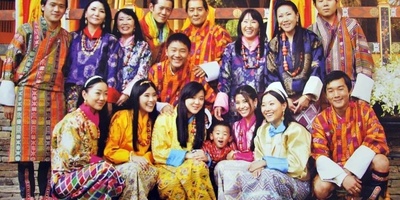 زواج هذا الرجل الغریب فی الوقت نفسه من أربع أخوات — وکیف تحولن إلى زوجات متنافسات! + صور