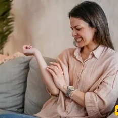 لماذا لا ینبغی لنا حکّ لدغات الحشرات؟ + طرق تخفیف الحکه