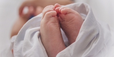 الفتاه الصغیره التی قضت عامًا فی رعایه جنین غریب داخل جمجمتها + صور