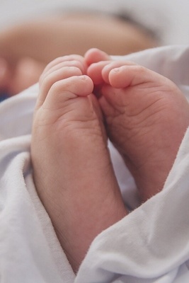 الفتاه الصغیره التی قضت عامًا فی رعایه جنین غریب داخل جمجمتها + صور