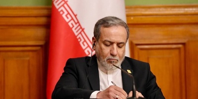 أراغتشی: الأسرى المحرَّرون حافظوا على کبریاء إیران طوال سنوات الأسر