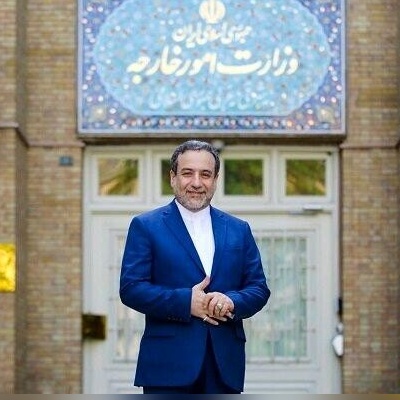 سقوط نظارات عراقچی فی البرلمان، وصید هذه اللحظه بواسطه المصور + صوره