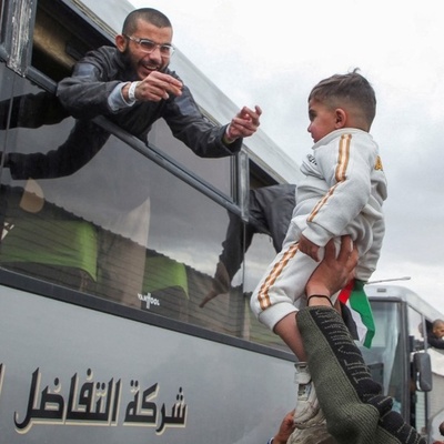 حماس تنشر "صوره الوداع" لـ48 رهینه مع استمرار تدمیر مدینه غزه