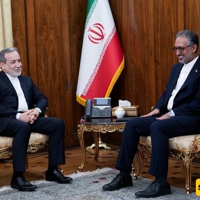 عراقجی یلتقی السفراء الایرانیین الجدد لدى بولندا وزیمبابوی