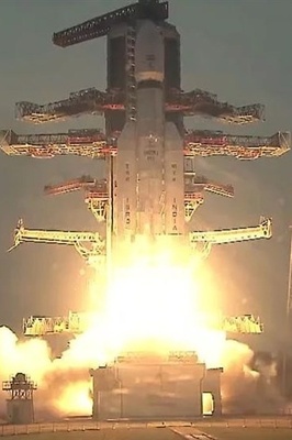 الهند تطلق قمرًا صناعیًا للاتصالات البحریه إلى الفضاء على متن صاروخ LVM3