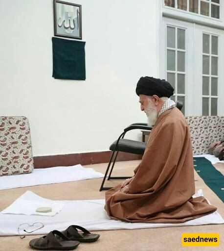 ماذا یجری خلف أبواب منزل الإمام الخامنئی؟؛ شقیق القائد یکشف: «لا یملک کنبه، ومطبخه مزود بکراسی بلاستیکیه اشتریتها وأرسلتها إلیه!»