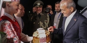 عشق آباد ترحب برئیس إیران بالخبز والملح! / بیزشکیان 'أُعجب' باللفته + فیدیو