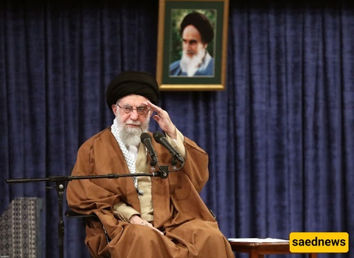 صوره للدّی الصّغیر للزعیم الأعلى، آیه الله خامنئی، بجانب أولاد الزعیم فی حفل تکریم جدّهم من جهه الأم + صوره
