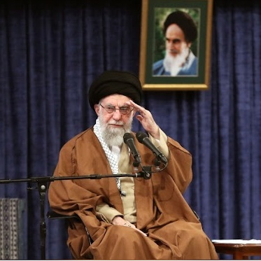 صوره للدّی الصّغیر للزعیم الأعلى، آیه الله خامنئی، بجانب أولاد الزعیم فی حفل تکریم جدّهم من جهه الأم + صوره