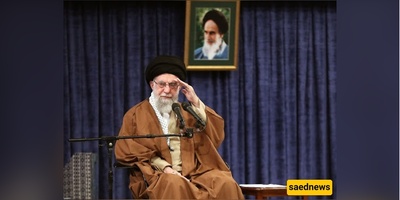 صوره للدّی الصّغیر للزعیم الأعلى، آیه الله خامنئی، بجانب أولاد الزعیم فی حفل تکریم جدّهم من جهه الأم + صوره