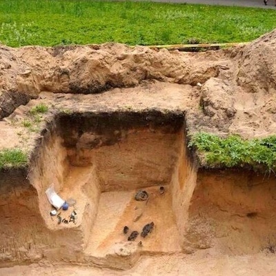 اکتشاف مذهل: الکشف عن جثه «متوَّجه» عمرها 600 عام تحت متنزه