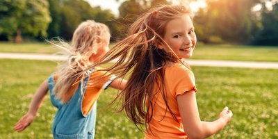 کیف یساعد اللعب الأطفال على تطویر مهاراتهم الاجتماعیه؟